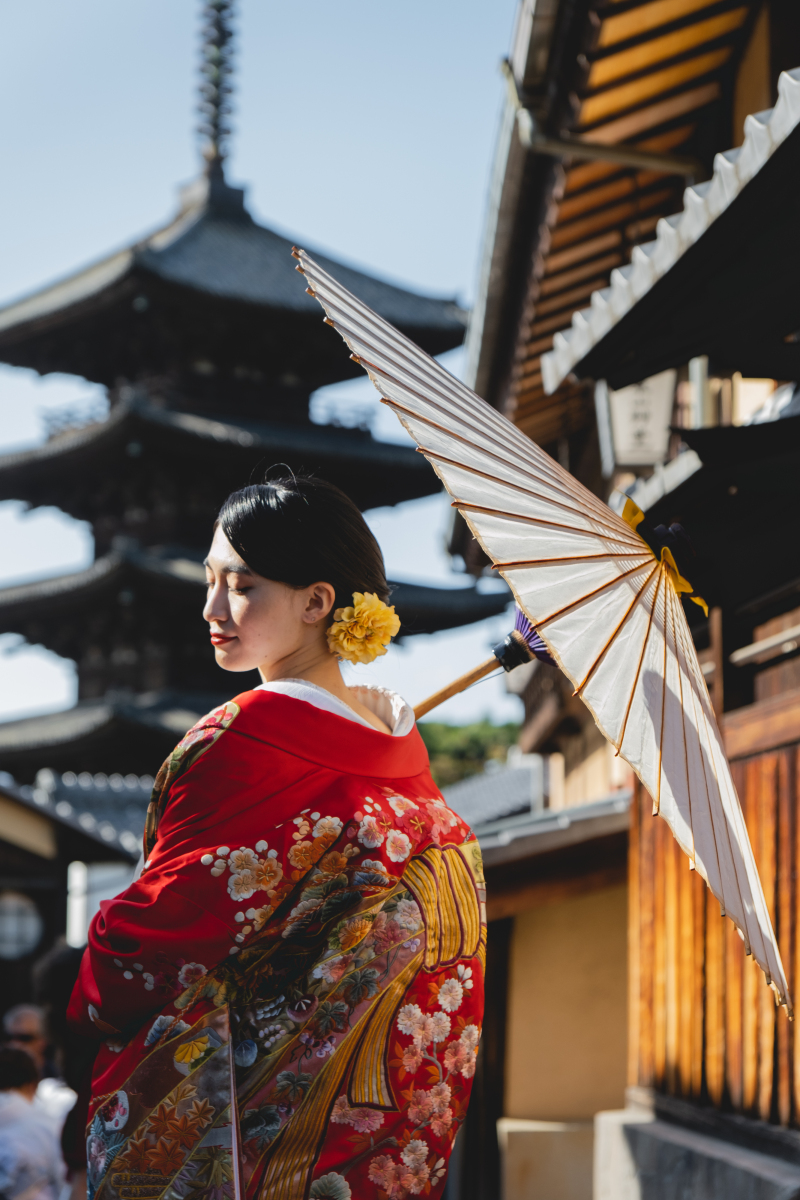 気持ちよく晴れた日の京都・八坂での撮影でした。綺麗な太陽の光を利用しコントラストをつけることで、凛とした雰囲気を感じていただけると思います。笑顔もお澄まし顔も、とても素敵なお客様でした。