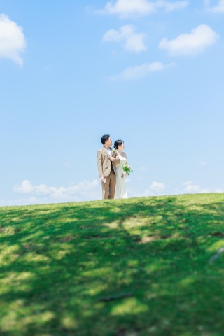 夏の暑い日、爽やかな風と青&times;緑のコントラストを活かし構図と光を工夫。少し距離を置き俯瞰で絵画のように撮影し、丘を走るシーンも和やかに楽しんでいただきました。