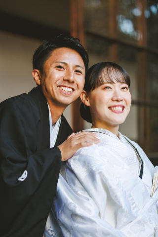 朝ドラのような表紙をイメージして撮影。自然光を活かし、優しく穏やかな表情を引き出しました。あえて視線を外し、第三者視点の空気感を演出。終始笑顔が印象的なおふたりでした。