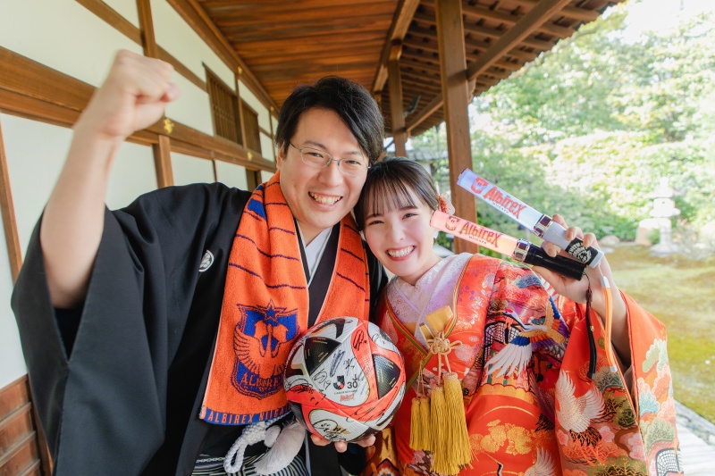 大好きなものに囲まれて笑顔いっぱい！たくさんのグッズを使いつつ、お二人の素敵な笑顔が目に飛び込んでくるようにバランスを調整して撮影しています。グッズの使い方がわからないという方も、お任せください！
