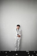 white×ノーカラーシャツ