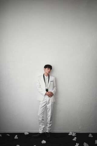 white×ノーカラーシャツ