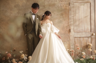 ホワイトドレスでちょっぴりクールにご撮影のお二人◎