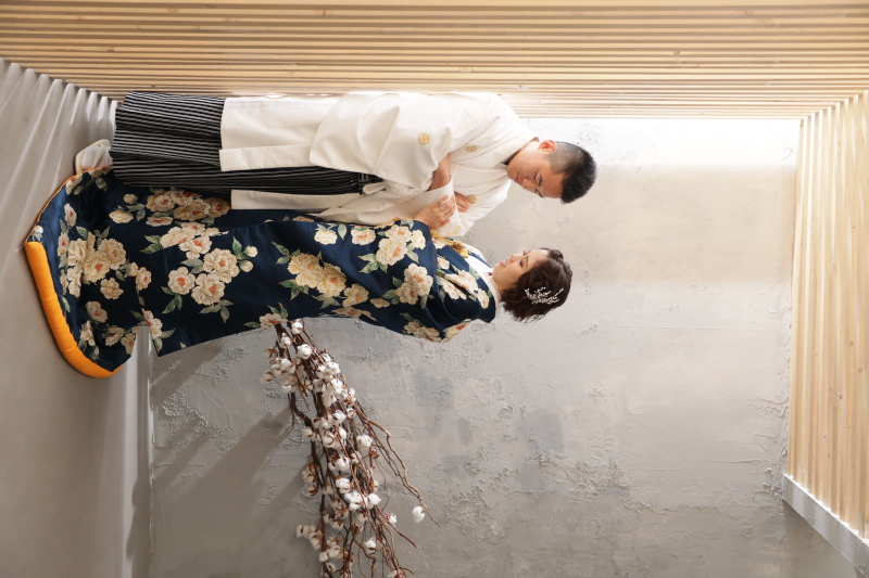 ネイビー色打掛×白紋付袴