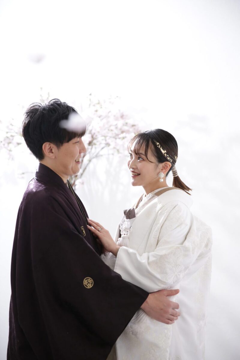 【桜が散る背景で和装フォト】