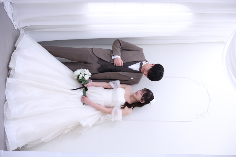 ロマンチックなバックフリルのウェディングドレス