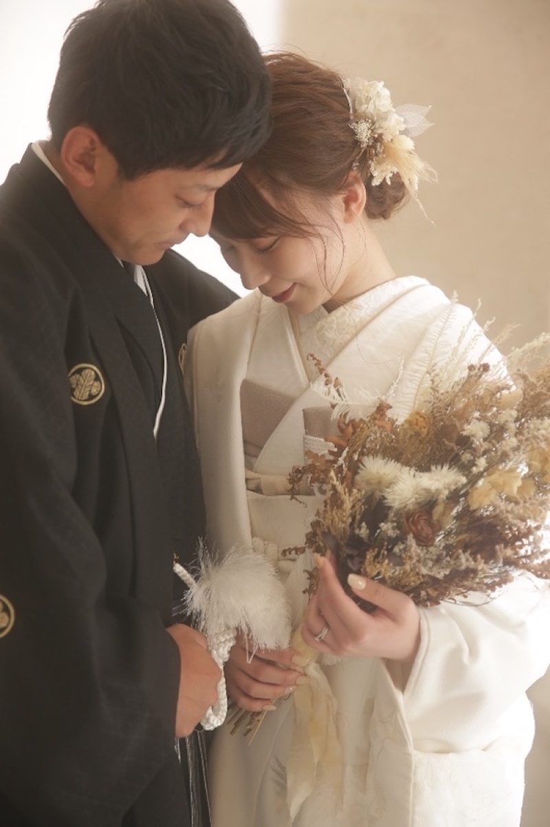 白無垢に色小物を合わせアクセントに