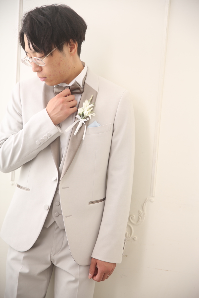 お婿様は明るいタキシードで紳士に