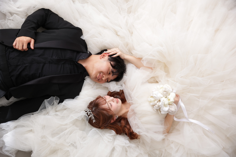 ドレスに包まれて笑顔あふれる寝転びショット