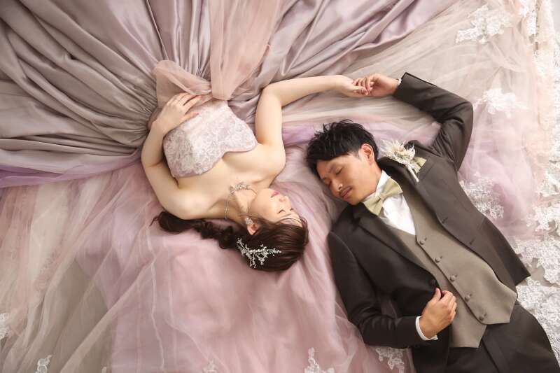 ウェディングフォト定番の寝転びショット
