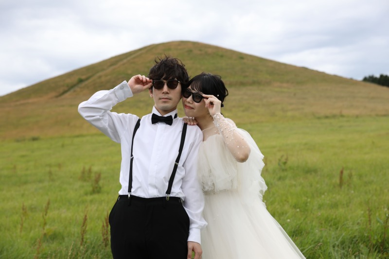 「型にはまらない」写真!草原で見せる二人の個性