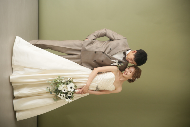 カーキの無地背景でシンプルに