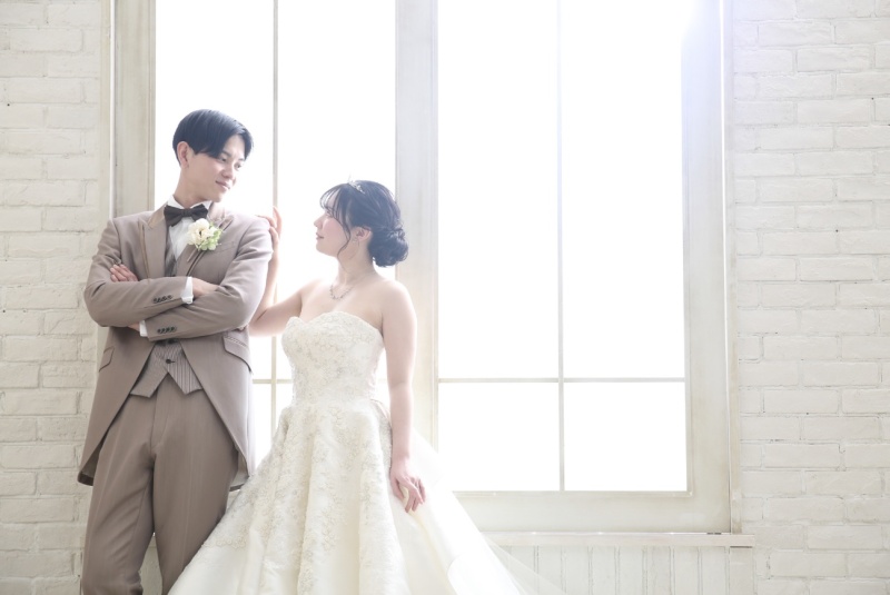 白ドレスは大人っぽく華やかに。