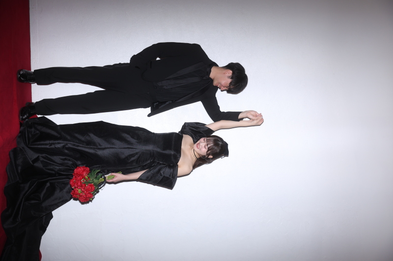 バックリボンが特徴的なブラックドレス