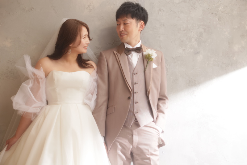 漆喰壁でクールな大人ウエディング。