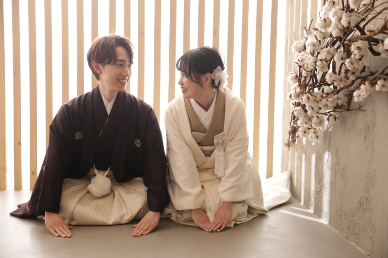 最後は和装らしい正座ポーズで