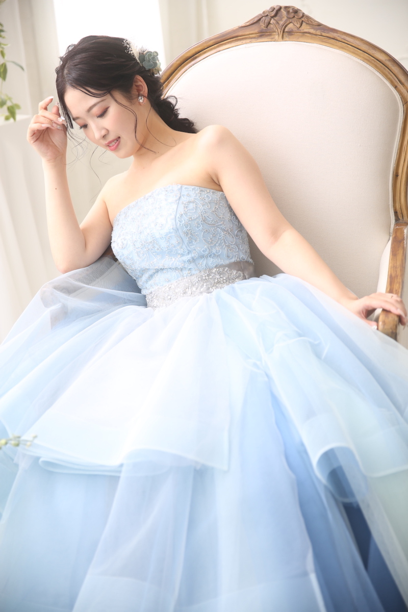 椅子に座って綺麗な雰囲気で