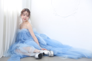 澄み渡るブルーチュールで魅せる、トレンド感溢れる最新フォトウェディング