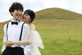 涙と笑顔のモエレ沼ロケーション撮影！サングラスの小物で二人らしさを演出