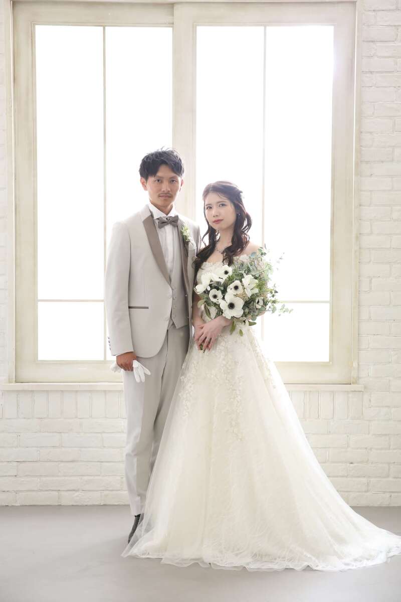 ウェディングドレスは、大きな窓の下で、