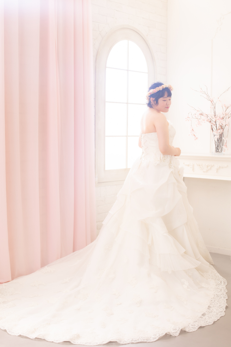 ドレス姿の必須カット”バックスタイル”