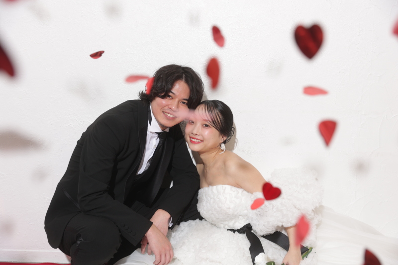ハートに囲まれたロマンチックな2人の1枚♡