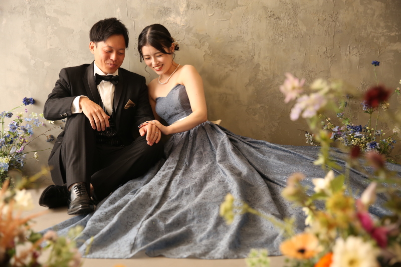 お花に囲まれているシーン