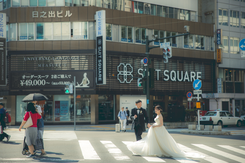 お婿様が手を引く街中撮影