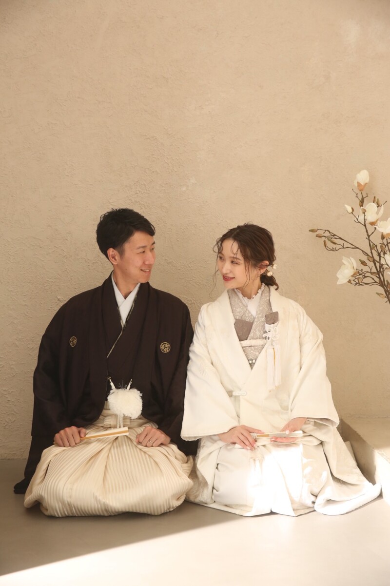 和装で定番の正座ポーズも忘れずに。