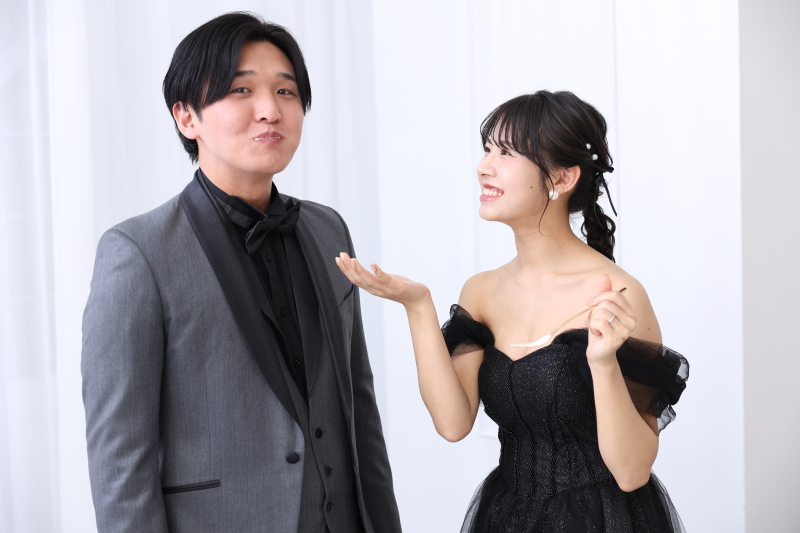 お持ち込みケーキを食べさせ合うショット