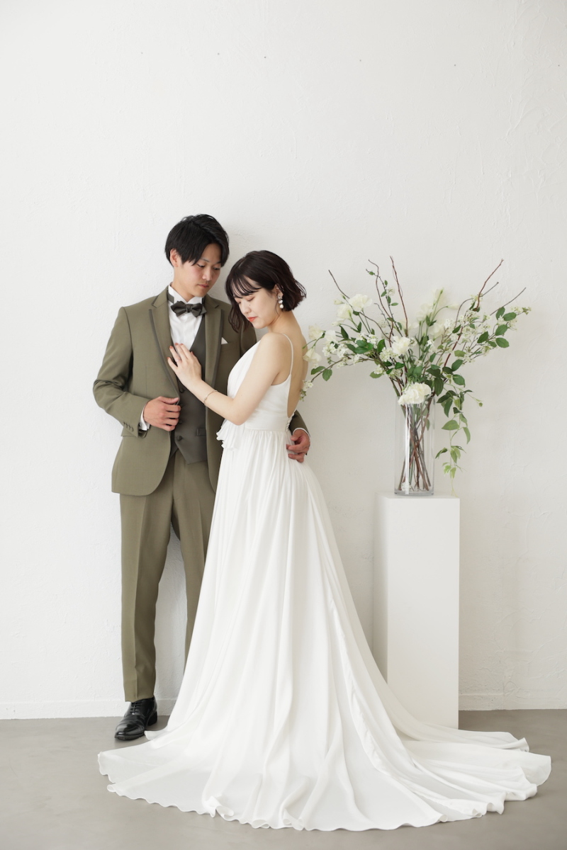 ドレスを広げてバックショットも