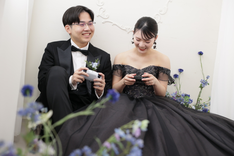 なんと！ゲームのコントローラーを持っての撮影！