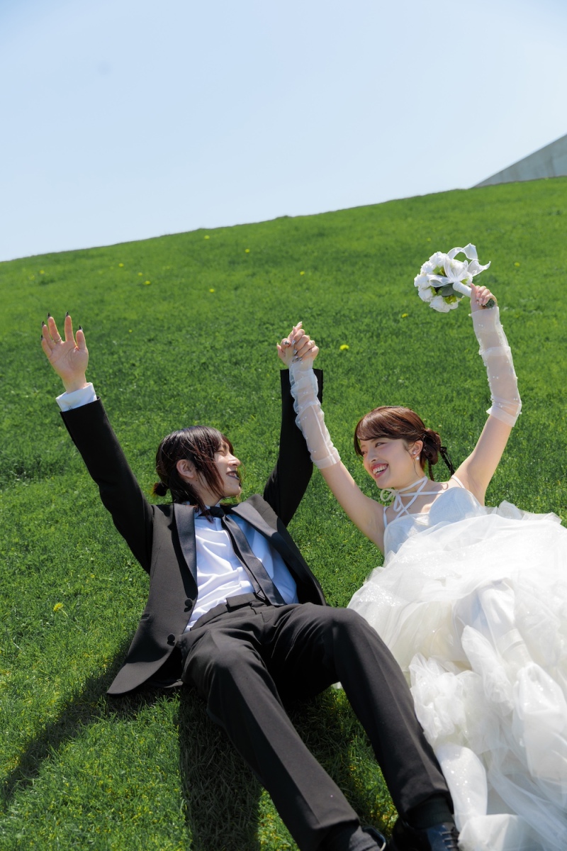 遊び心満載!芝生の斜面にゴロンと寝転びカット