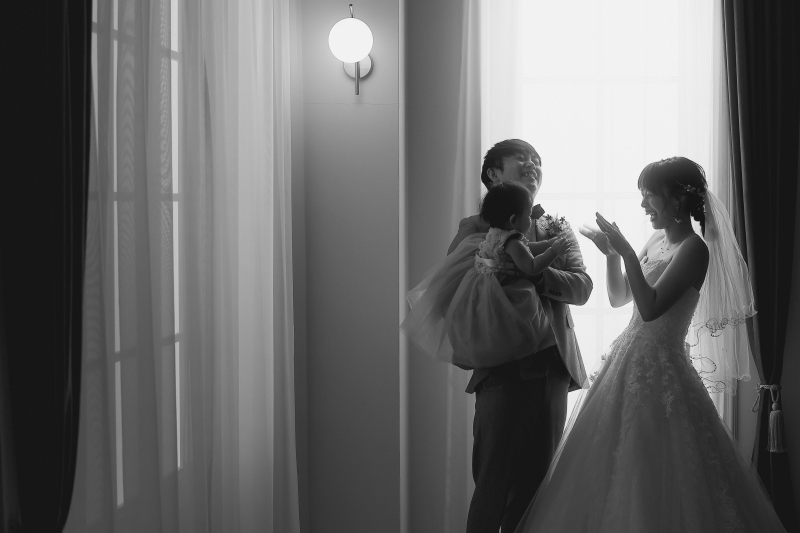 モノクロから伝わる家族の温かさ