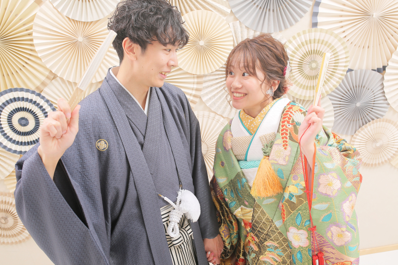 扇子をもってちーっす!