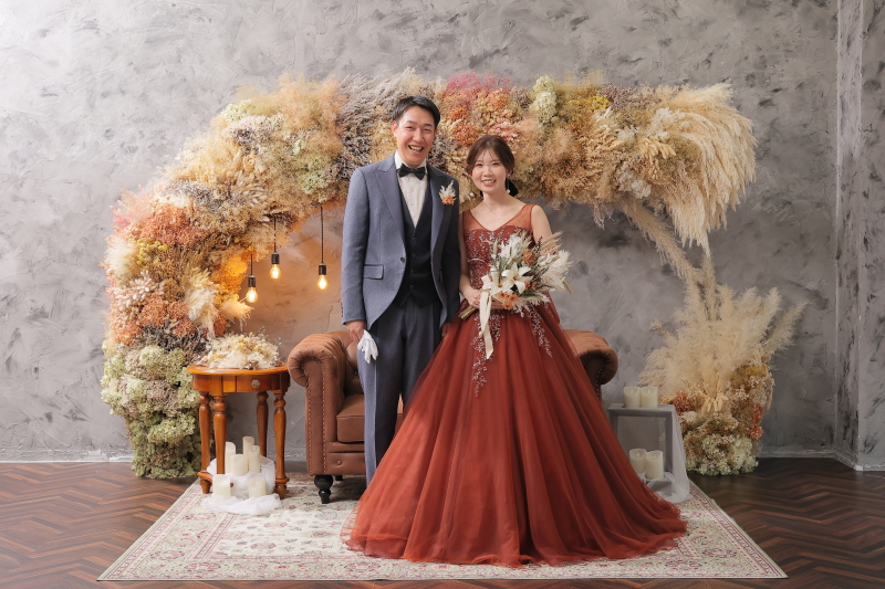 まずはカラードレスから!