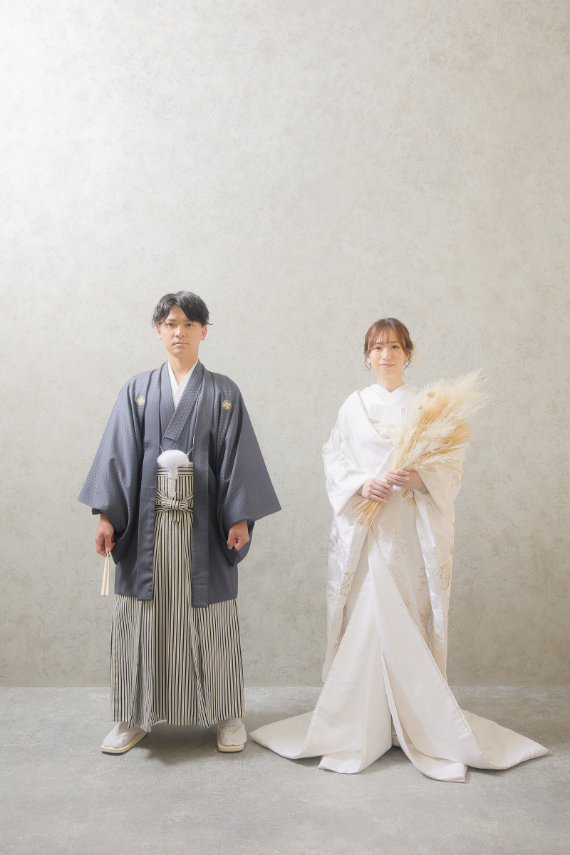 次は白無垢×グレー袴の組み合わせ!