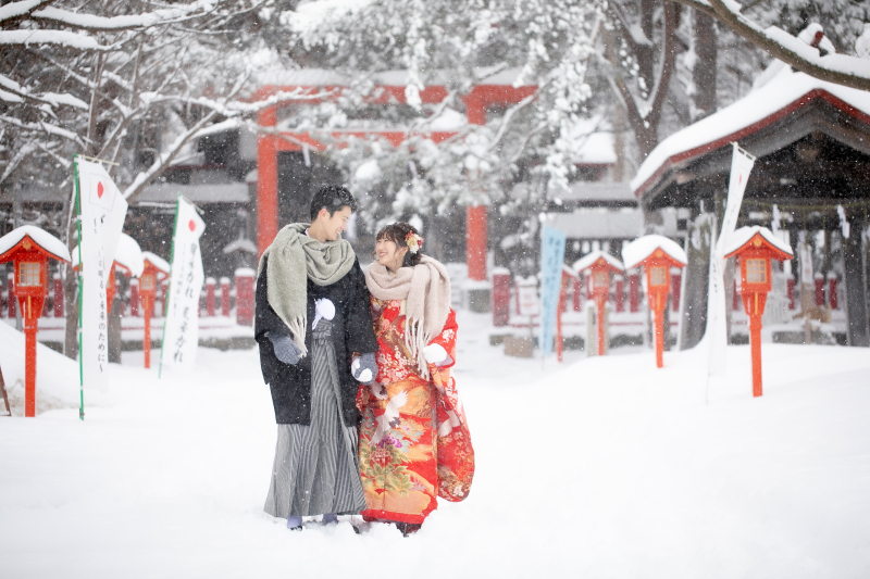 雪景色の神社で