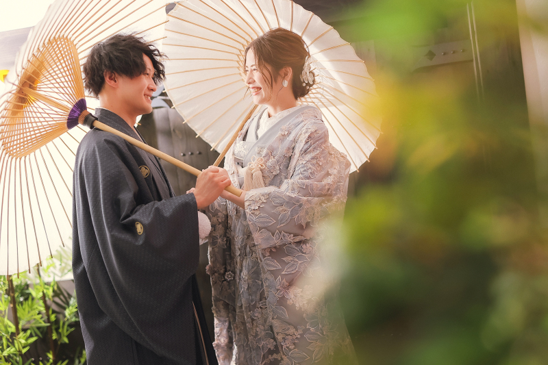 目を惹くレースの打掛