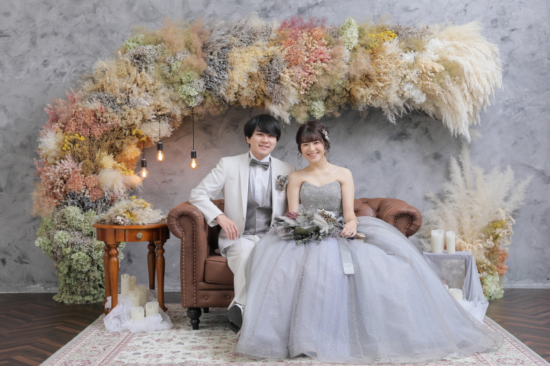 ソファーに座って