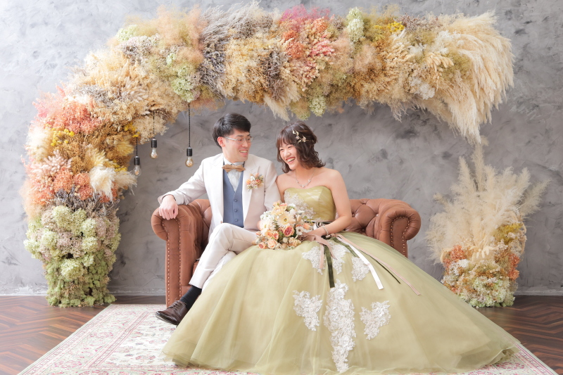 ソファーに座って