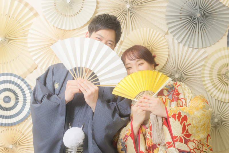 扇子でひょこっ