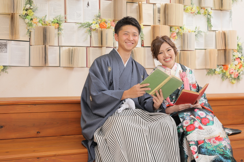 本のセットに座って