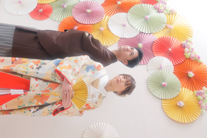 遠くを見つめる二人。