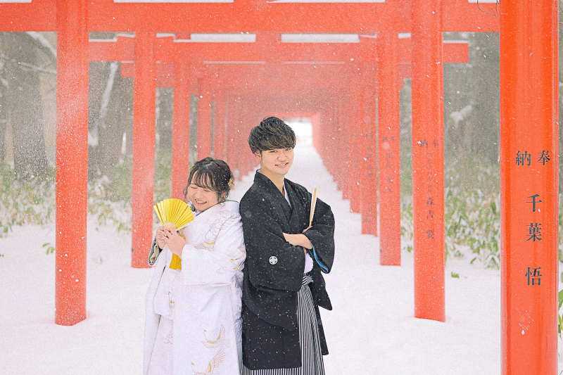 背中を寄せ合って!