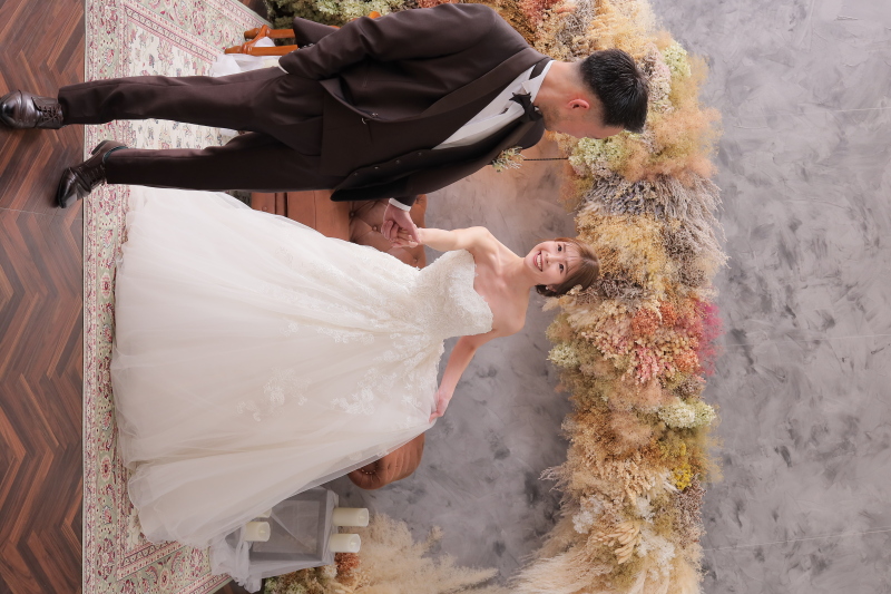 手を引いて歩きだす旦那様♪