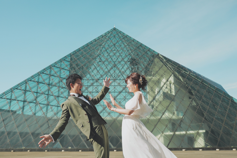 ガラスのピラミッドと一緒に♪