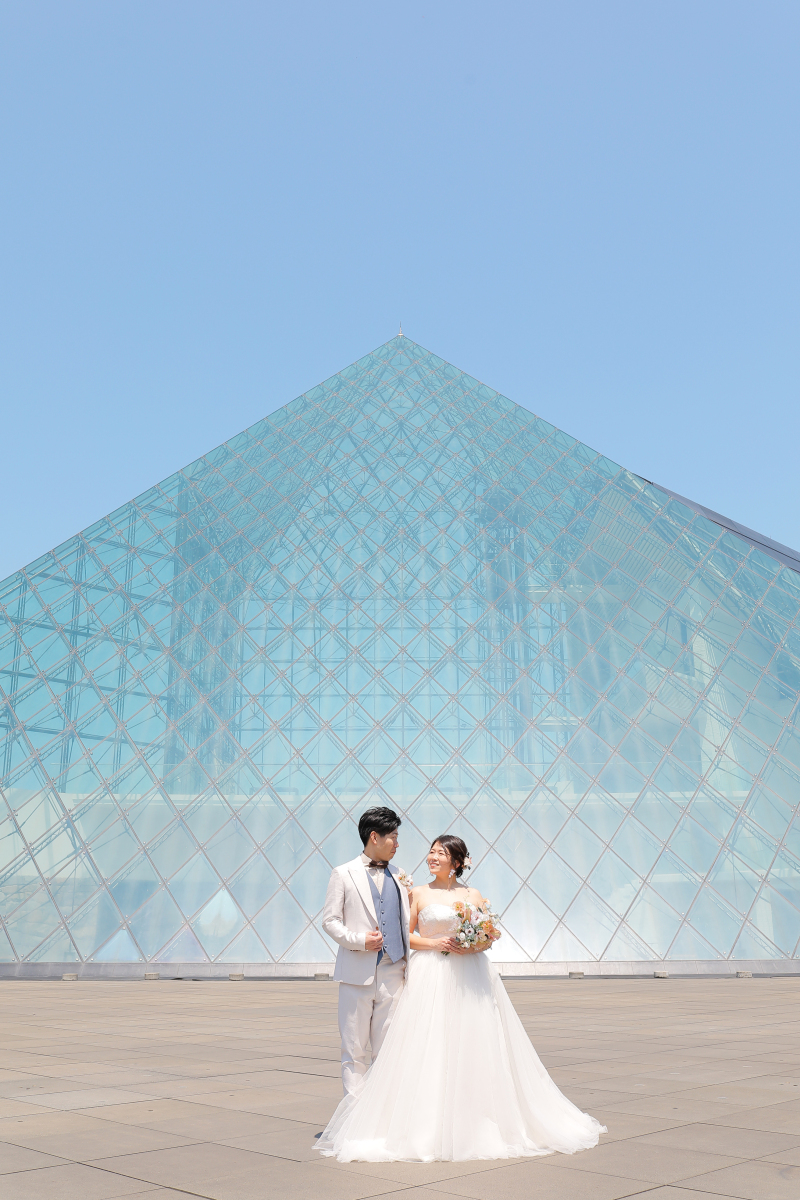 ガラスのピラミッド前で