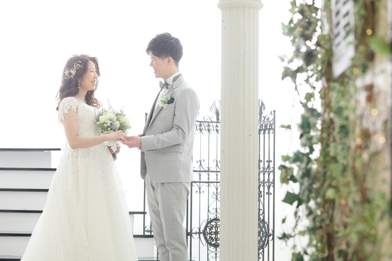 手を取り合って