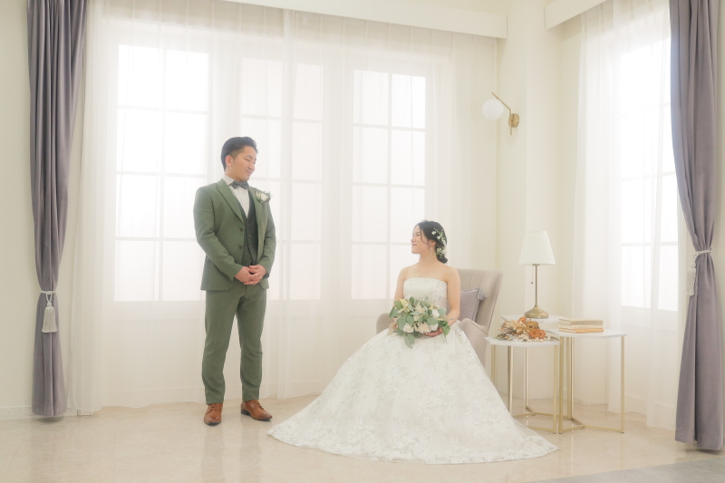 落ち着いた色味の空間で